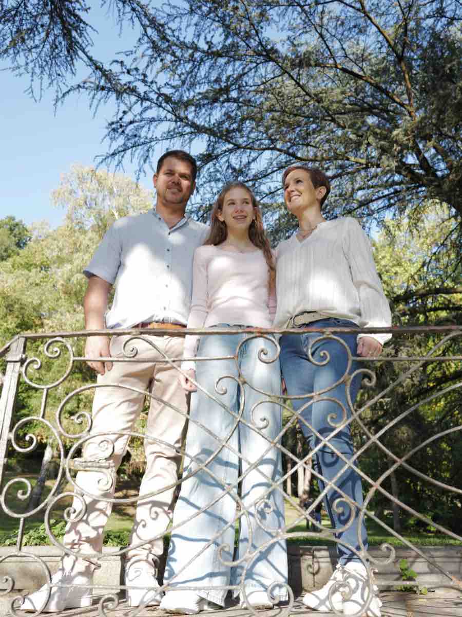 Familie zu dritt an einem verschnörkelten Geländer – Familien-Shooting im Stadtpark Aachen