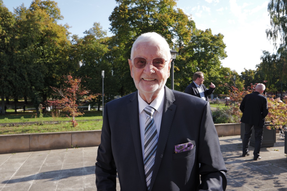 Älterer Herr im Anzug vor dem Park am Quellenhof