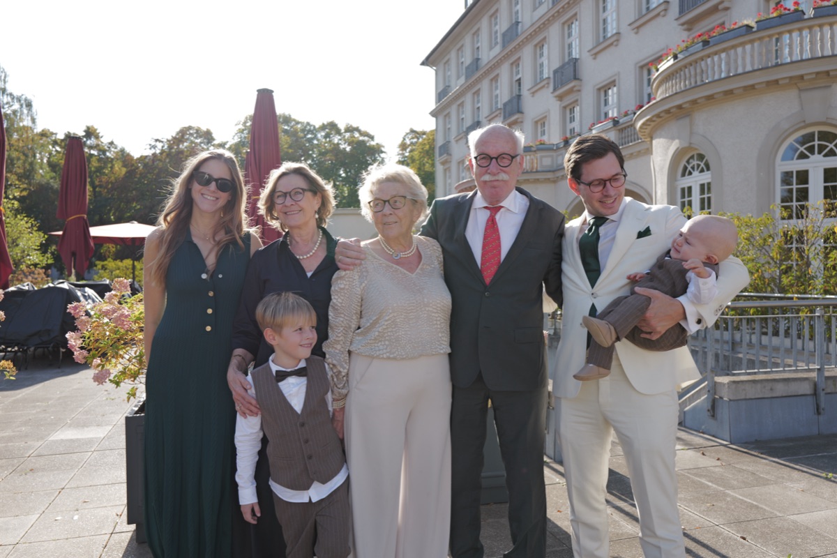 Gruppenfoto der Familie auf der Terrasse des Quellenhofs
