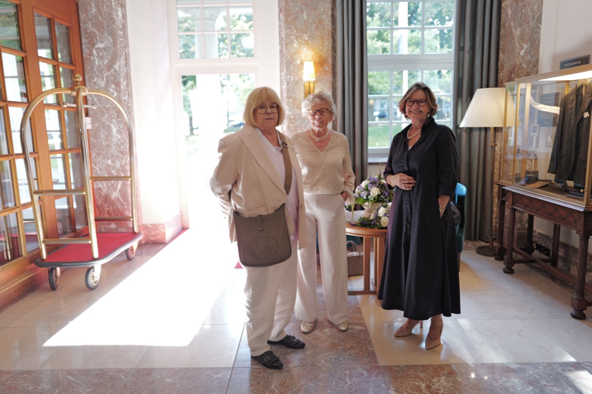 Drei Frauen in der Lobby des Quellenhofs