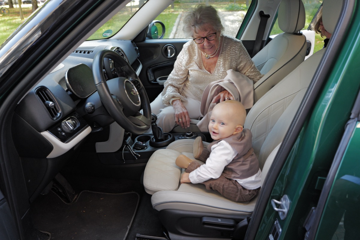 Oma mit Baby auf dem Beifahrersitz