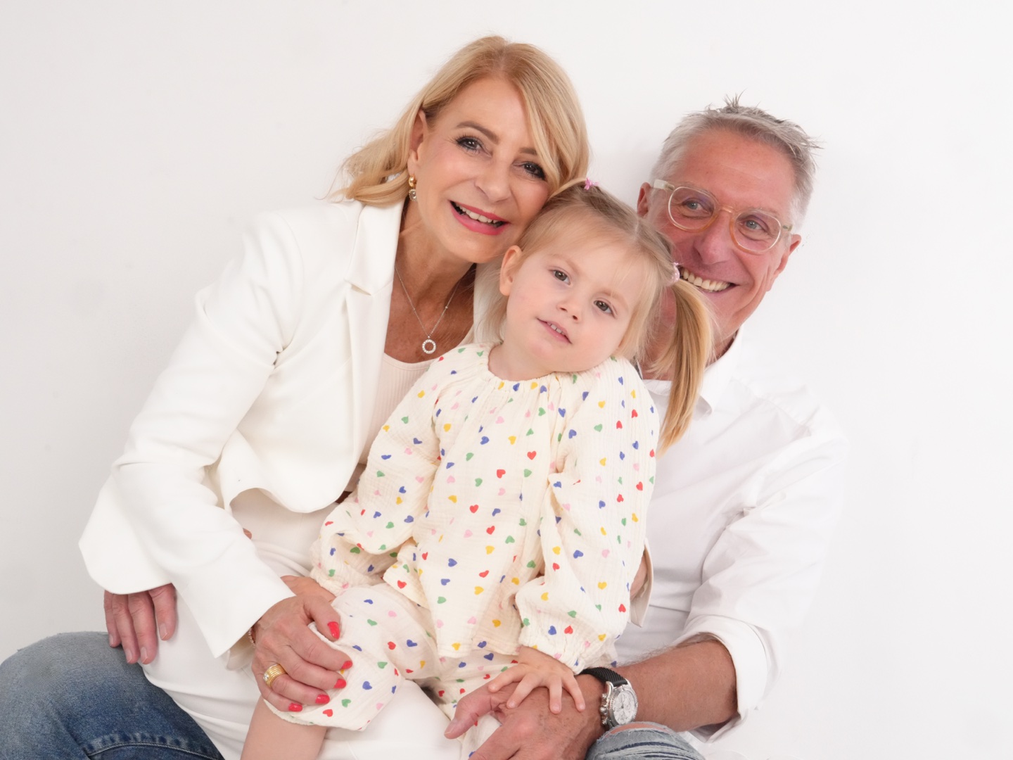 Großeltern mit Enkelin beim Familienshooting im hellen Fotostudio Aachen